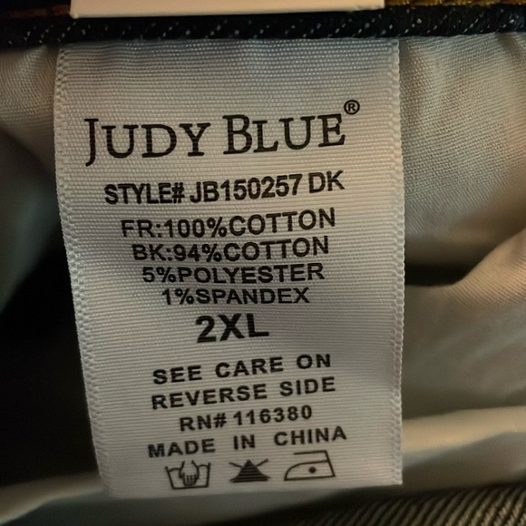 Women's Distressed Denim Shorts - Picture 4 of 5